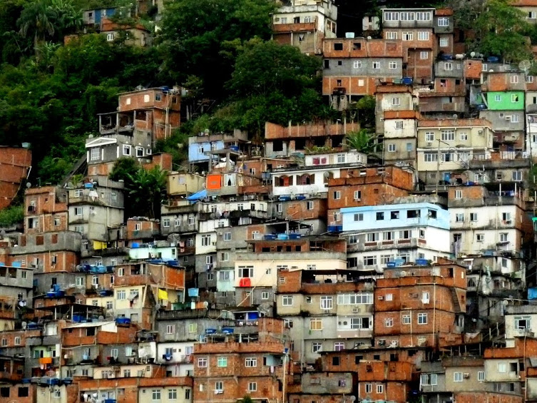 Obrazek posiada pusty atrybut alt; plik o nazwie favelas-pietrowa-nedza.jpg